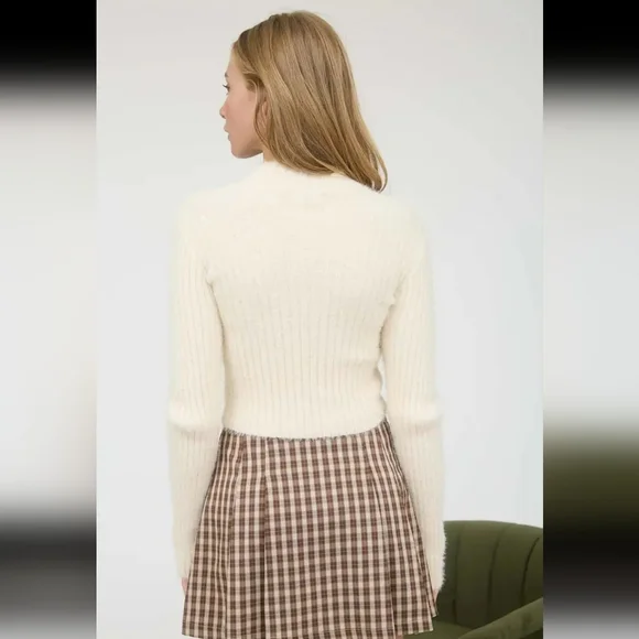 🍦 LAST ONE Vanilla Fuzzy Soft Sweater - Picture 4 of 7